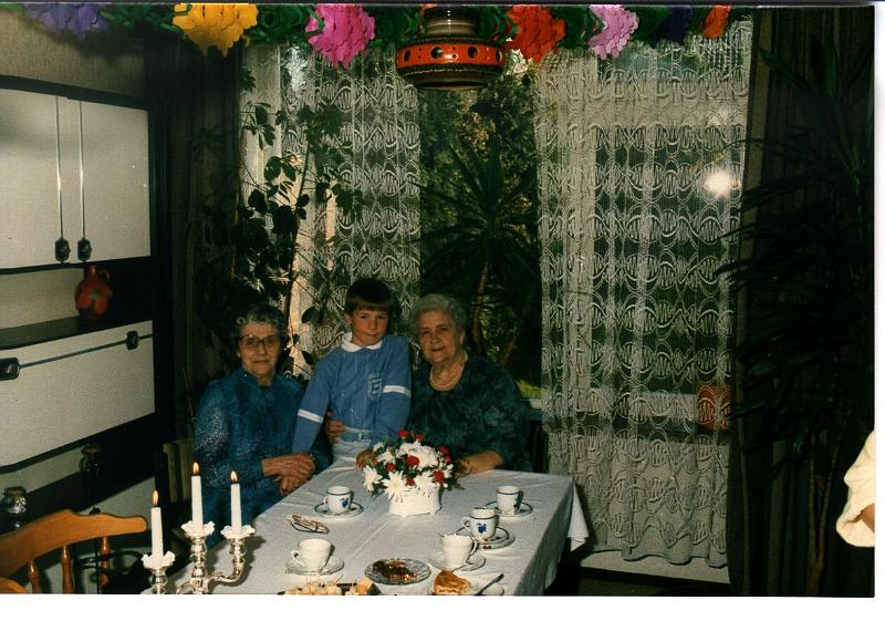 Oma Wessels en Oma Gramsen en Peter van As.jpg